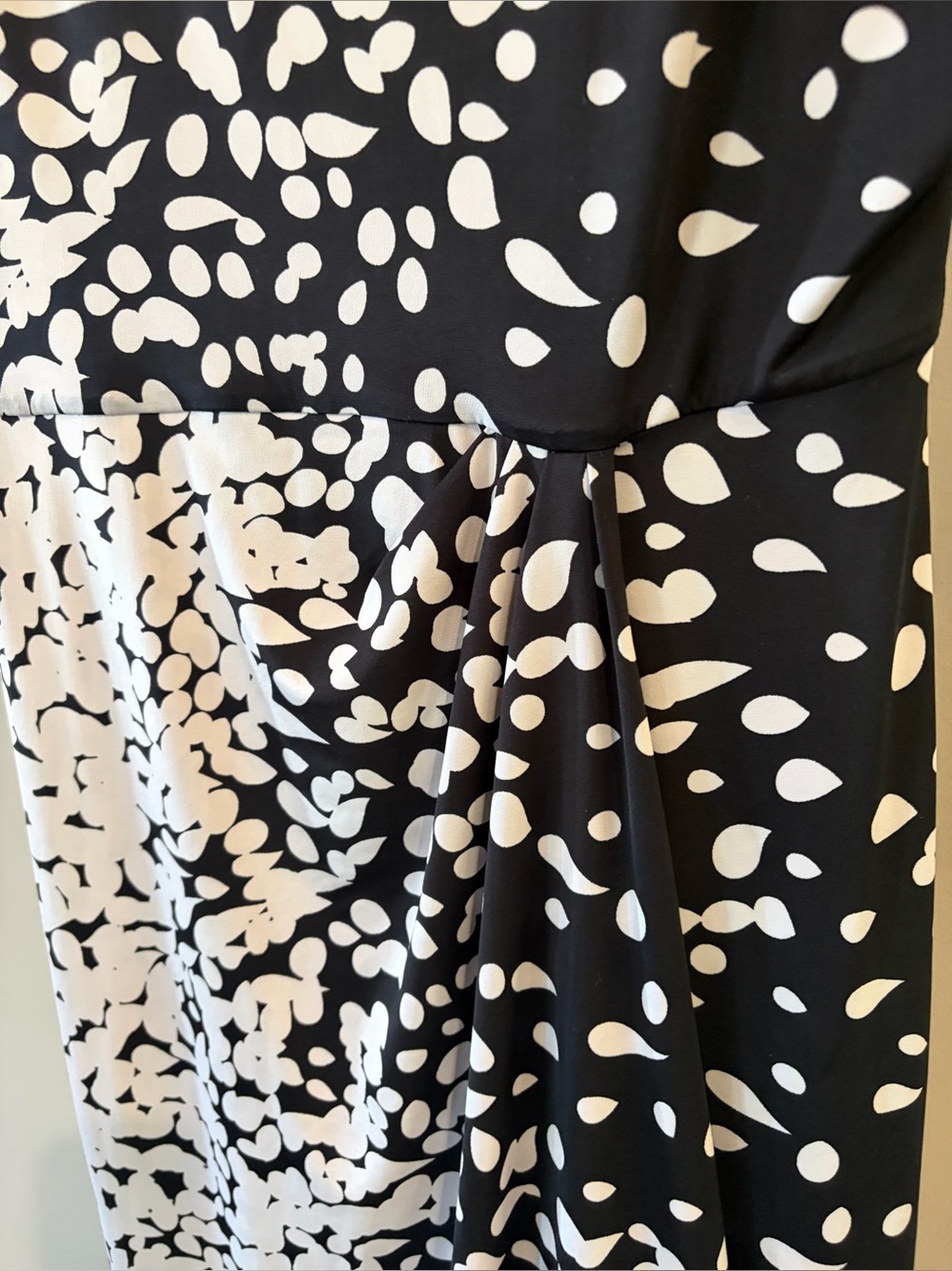 White House Black Market Patterned Knee Length Dress. Flutter sleeves. Size 4. - Picture 4 of 6